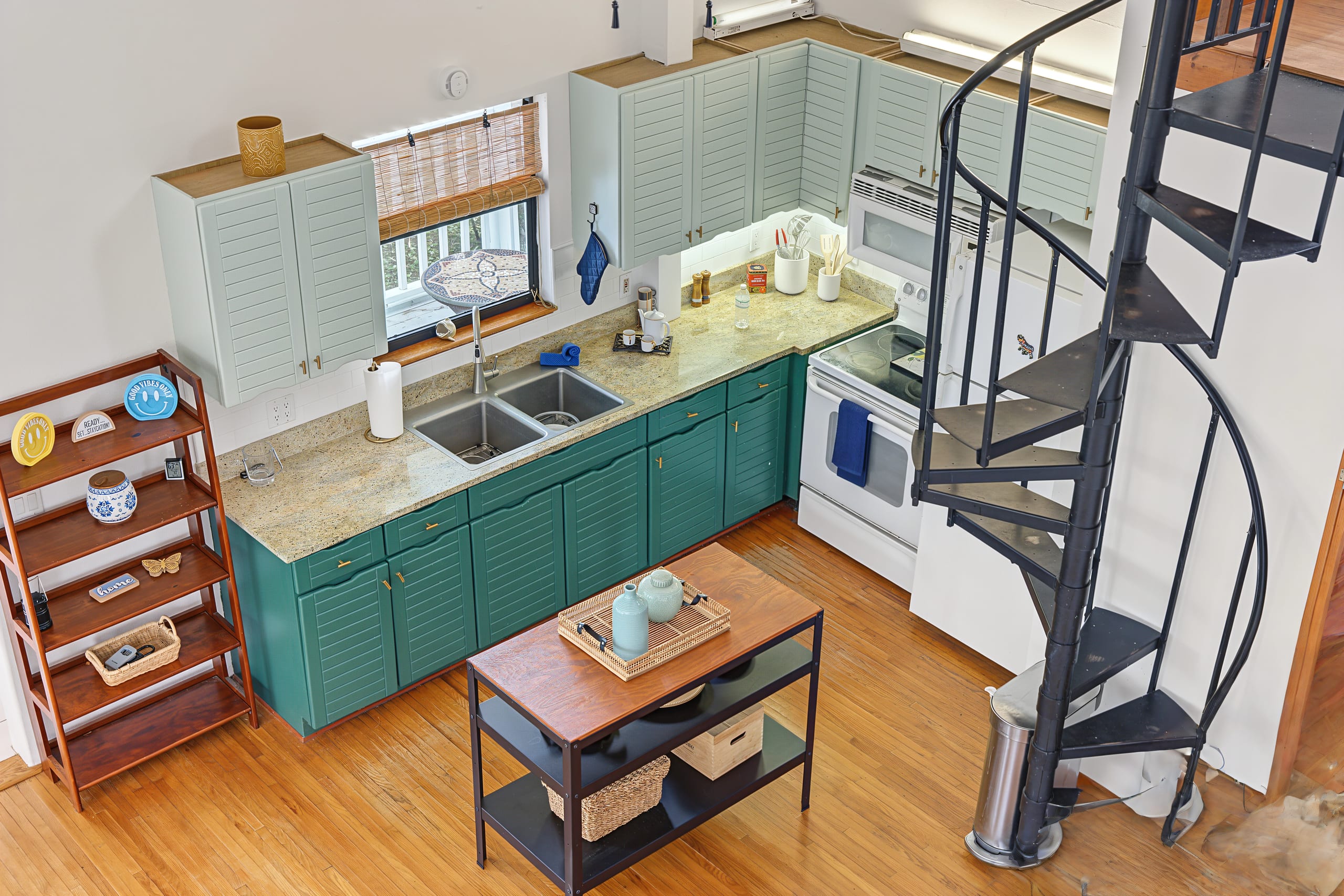 51 Vip Island, inside, photograph 57 of 112