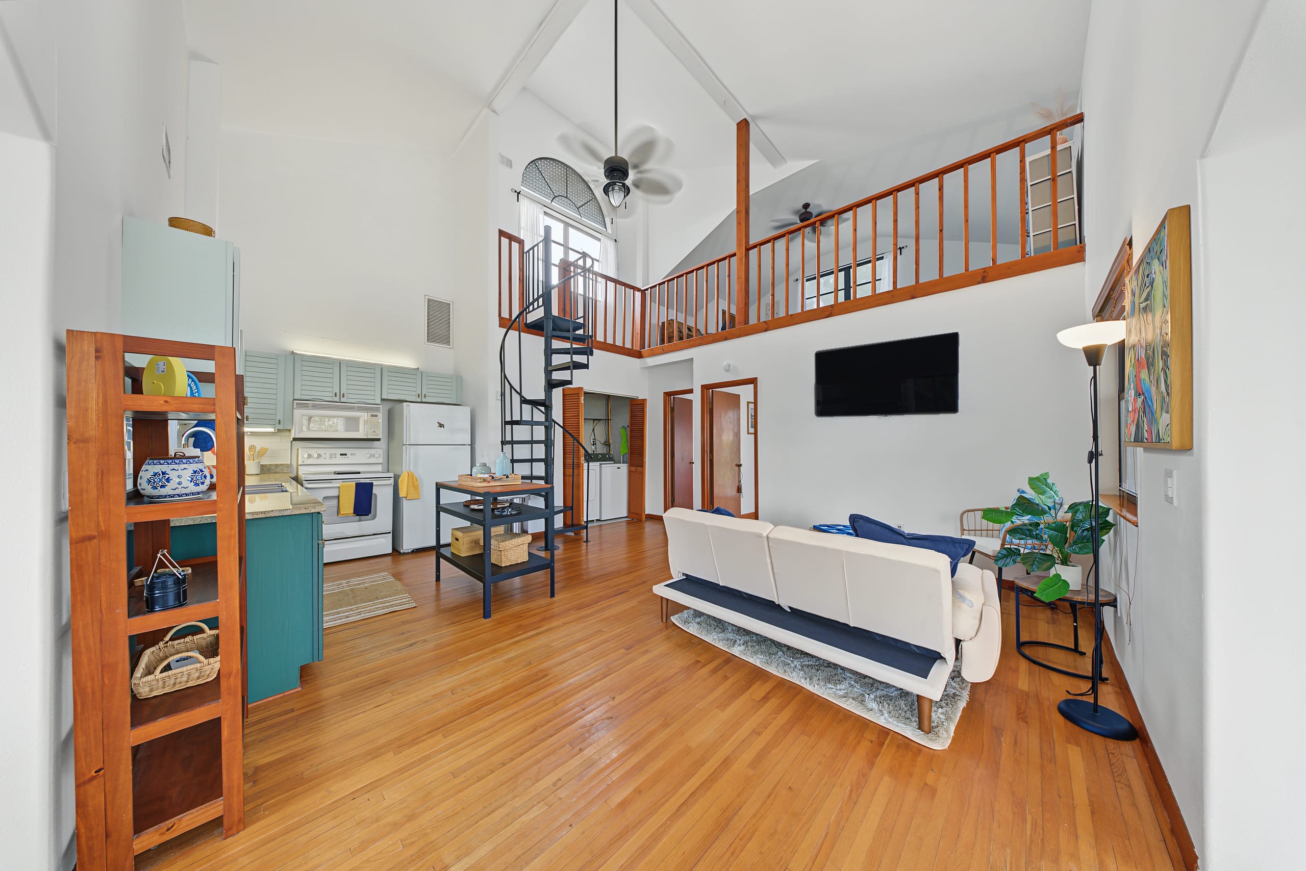 51 Vip Island, inside, photograph 51 of 112