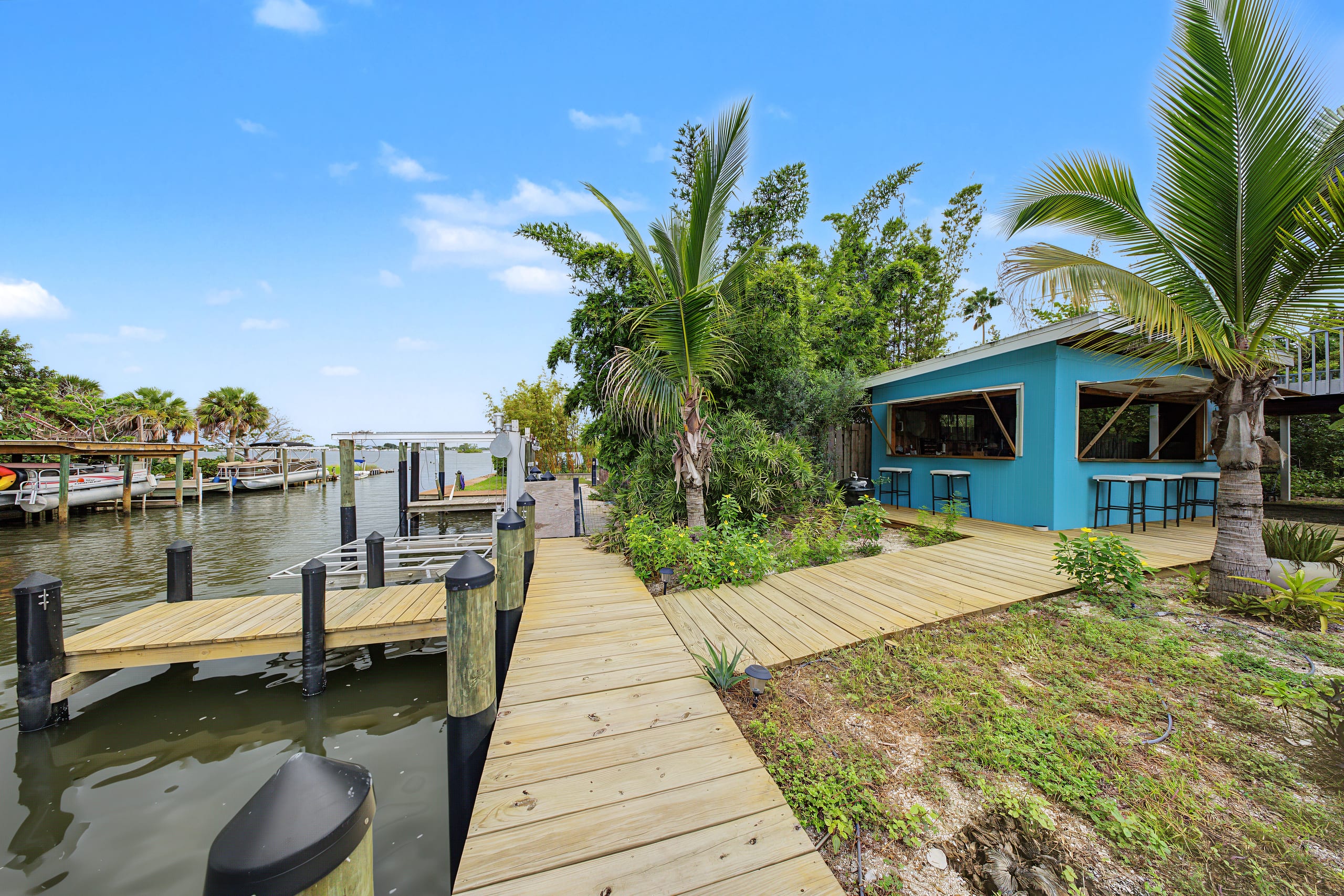 51 Vip Island, outside, photograph 24 of 112
