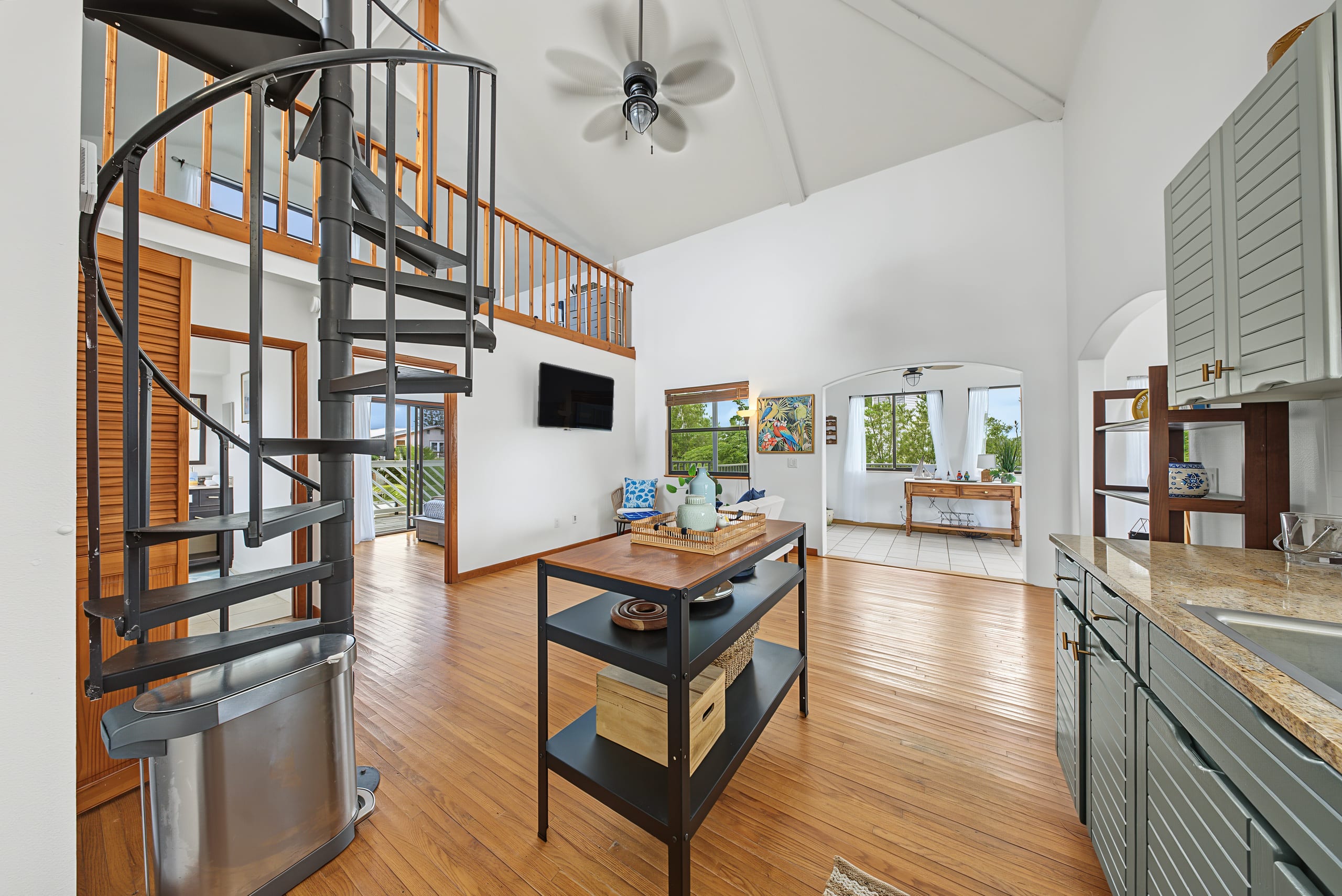 51 Vip Island, inside, photograph 54 of 112