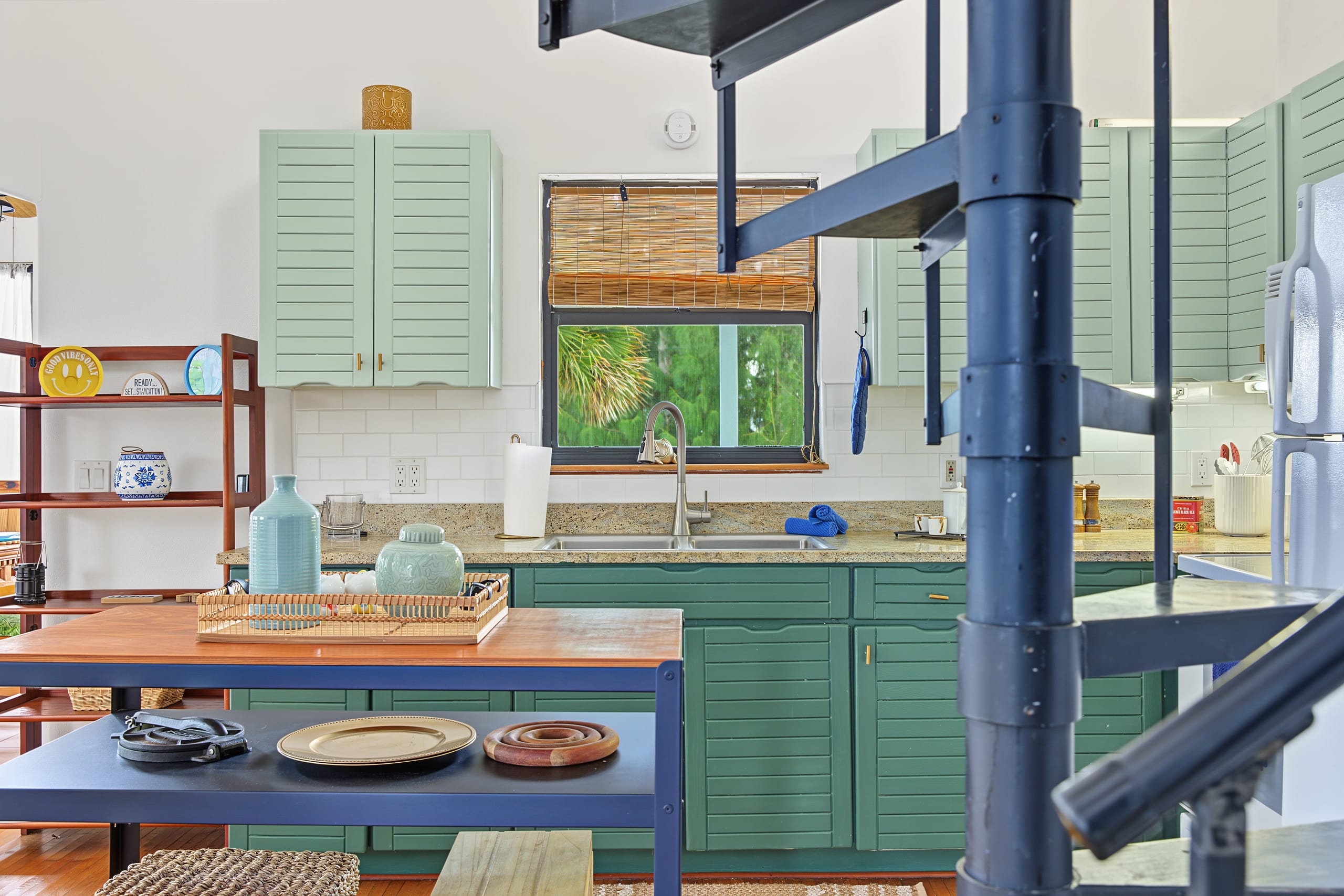51 Vip Island, inside, photograph 55 of 112